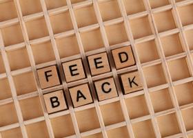 Cum să oferi un feedback ferm fără să sune ca o critică dură. 7 puncte-cheie esențiale