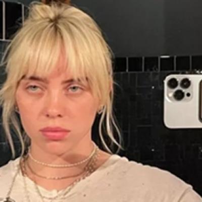 Billie Eilish, lovită pe scenă de un fan. Reacția artistei