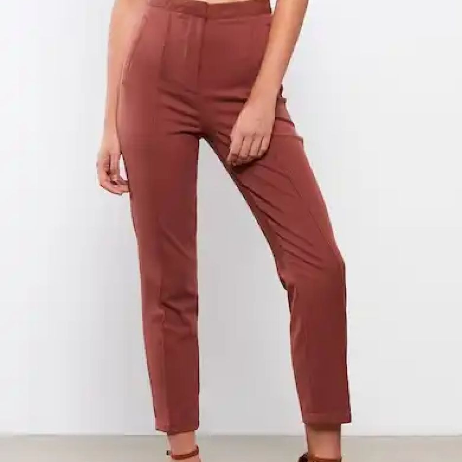 Eleganță și stil la birou: 20 de perechi de pantaloni