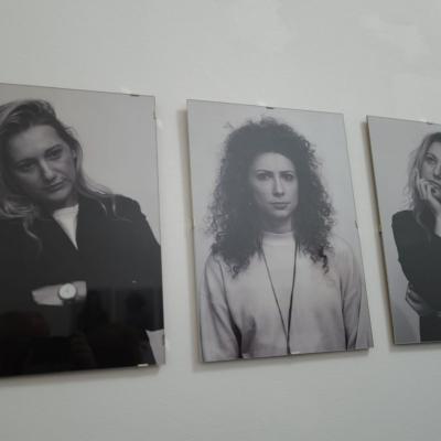 One Woman Countless Emotions: The Heroes Chronicle - O Expoziție Fotografică ce Explorează Trăirea și Exprimarea Emoțiilor