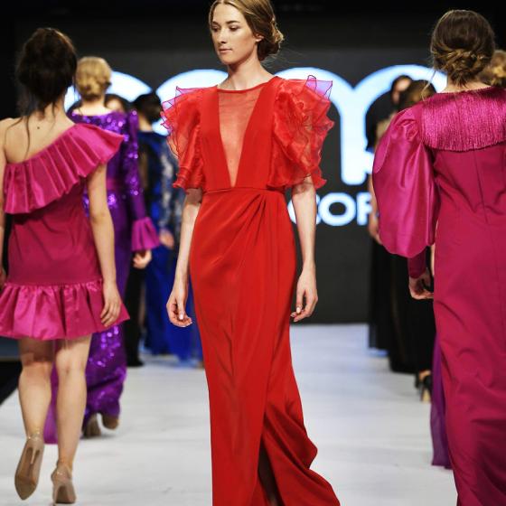 Rochia de seară în nuanțe tari te va plasa în centrul atenției