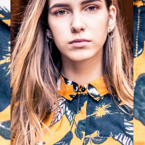 Cămășile cu imprimeuri de eșarfă sunt piese-cheie în iarna asta!