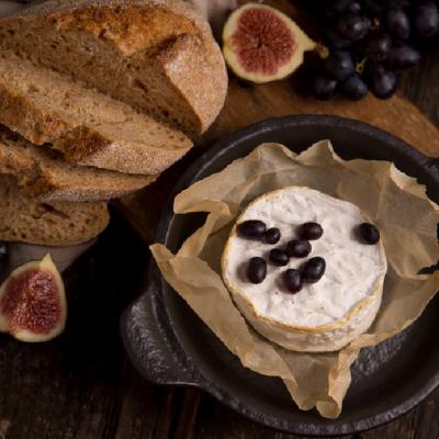 Toast cu branza de capra si prune coapte