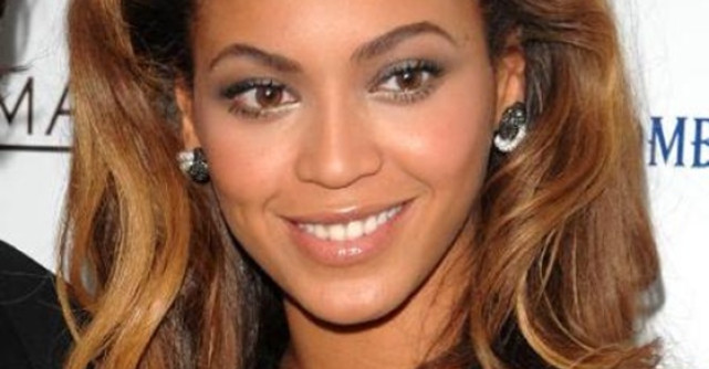 Foto: Culmea kitschului - Unghiile lui Beyonce