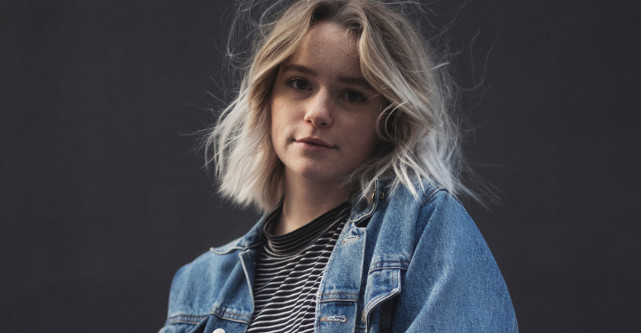 Cum poți stiliza o tunsoare de lungime intermediară până ajungi la coafor 