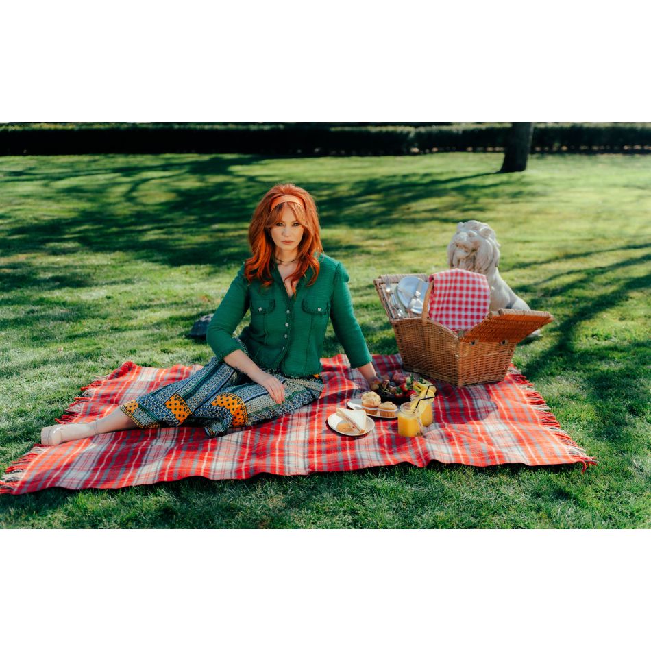 Feli lansează Flori de argint, o piesă ce-și are inspirația în șlagărele României 