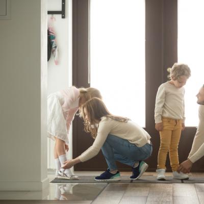 Cum îi incurajam pe copii să se îmbrace singuri