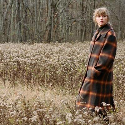 Albumul Evermore, lansat de catre Taylor Swift la finalul anului 2020, revine pe primul loc al topului Billboard 200