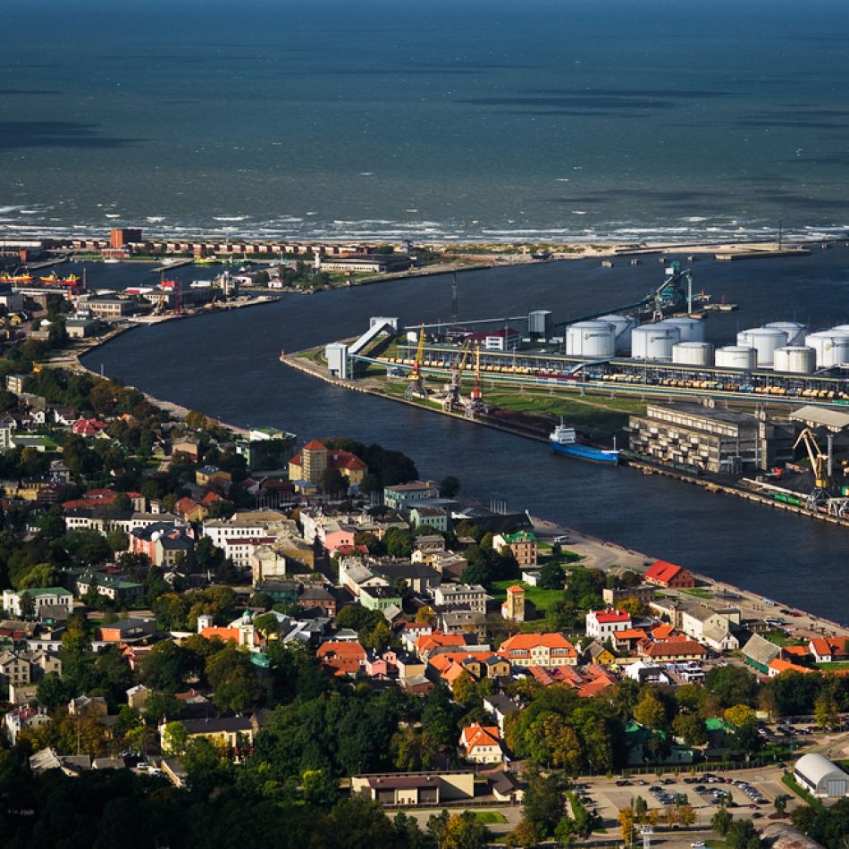 Știați că există o capitală europeană a vacuțelor? Descoperă statutele inedite din orașul Ventspils – GALERIE FOTO