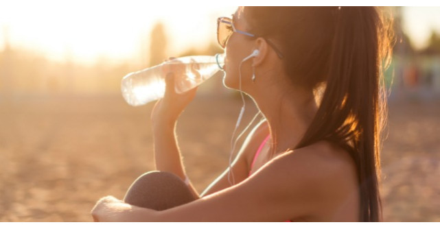 Tu stii cata apa trebuie sa bei? 6 mituri false despre hidratare