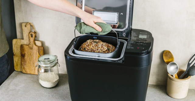 Panasonic prezintă noua gamă inovativă de mașini de făcut pâine. Calitate pe care o poți gusta la fiecare coacere.