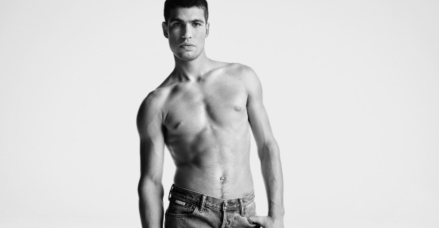 CALVIN KLEIN DEZVĂLUIE ULTIMA CAMPANIE CALVINS OR NOHING CU JUCĂTORUL DE TENIS CARLOS ALCARAZ