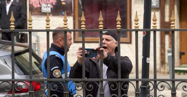 Cine este Marian Ceaușescu, protestatarul care a deschis o șampanie după moartea lui Ion Iliescu