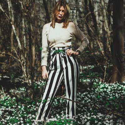 Pantaloni cu cordon în talie: simpli dar de efect pentru orice ținută