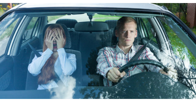 Un copil de 15 ani vine acasa cu o masina. Cand vad asta, parintii incep sa tipe la el