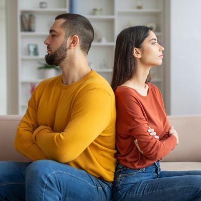 Dragă Alma, iubitul meu crede că gesturile de afecțiune nu sunt ”bărbătești” și trebuie să vină doar din partea mea. 