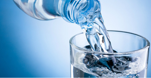 Răcorește-te cu stil: sticle de apă și recipiente cu design fresh