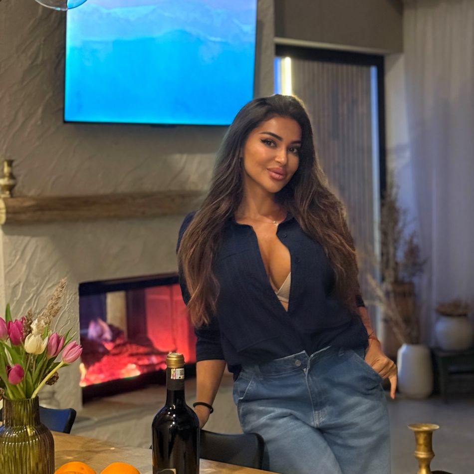 Elena Ionescu, îndrăgostită nebunește de un fotbalist cu 13 ani mai tânăr. Imagini intime la piscină cu iubitul și fiul ei