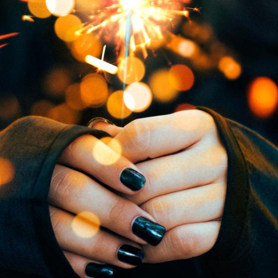 Se poartă unghiile colorate în negru și nu doar Grunge