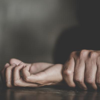 Jigniri și îndemnuri la agresiune sexuală din partea unui profesor de religie din Arad. Elevele au depus mărturie