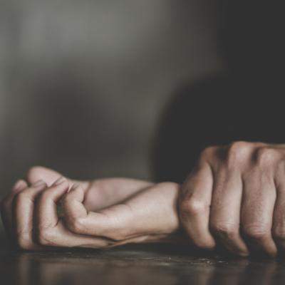 Jigniri și îndemnuri la agresiune sexuală din partea unui profesor de religie din Arad. Elevele au depus mărturie