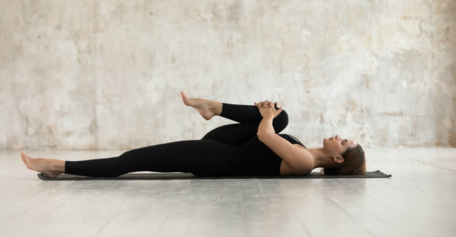 3 posturi de yoga perfecte pentru zilele in care esti irascibila: Te calmeaza instant!