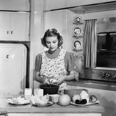 Privind inapoi prin fereastra bucatariei