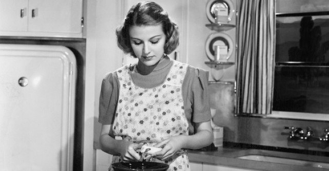 Privind inapoi prin fereastra bucatariei