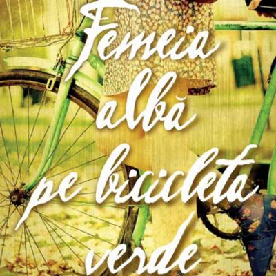 Femeia alba pe bicicleta verde