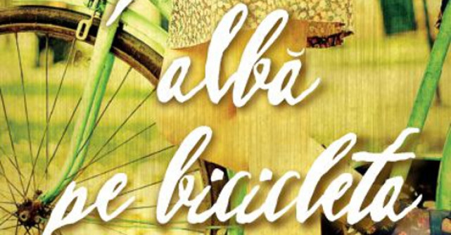 Femeia alba pe bicicleta verde