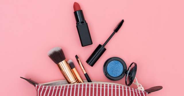 5 produse de make-up care nu trebuie să-ți lipsească din geantă