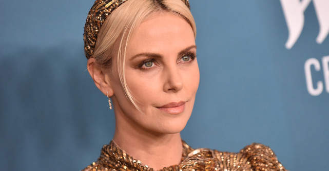 Charlize Theron, apariție spectaculoasă în verde smarald la gala Airbnb.org