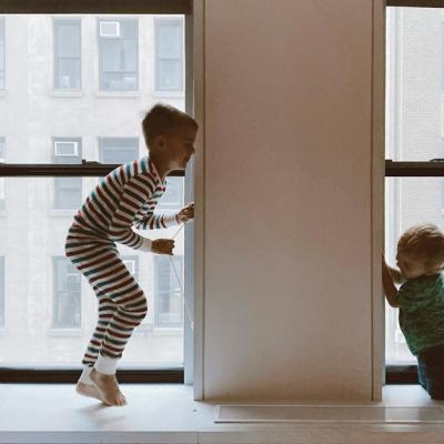 Somnul devine joacă: cum alegi ținutele perfecte pentru cei mici