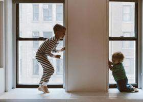 Somnul devine joacă: cum alegi ținutele perfecte pentru cei mici