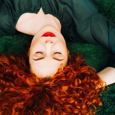 Rujuri mate colorate in functie de culoarea ochilor: ce nuante alegi pentru buzele tale