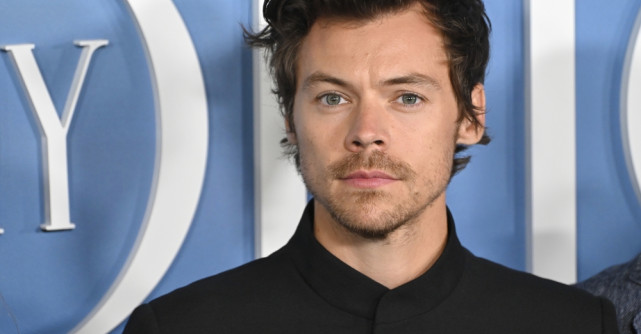 Harry Styles, incident dramatic pe scenă la Wembley. Artistul s-a înecat cu apă în timpul unui concert