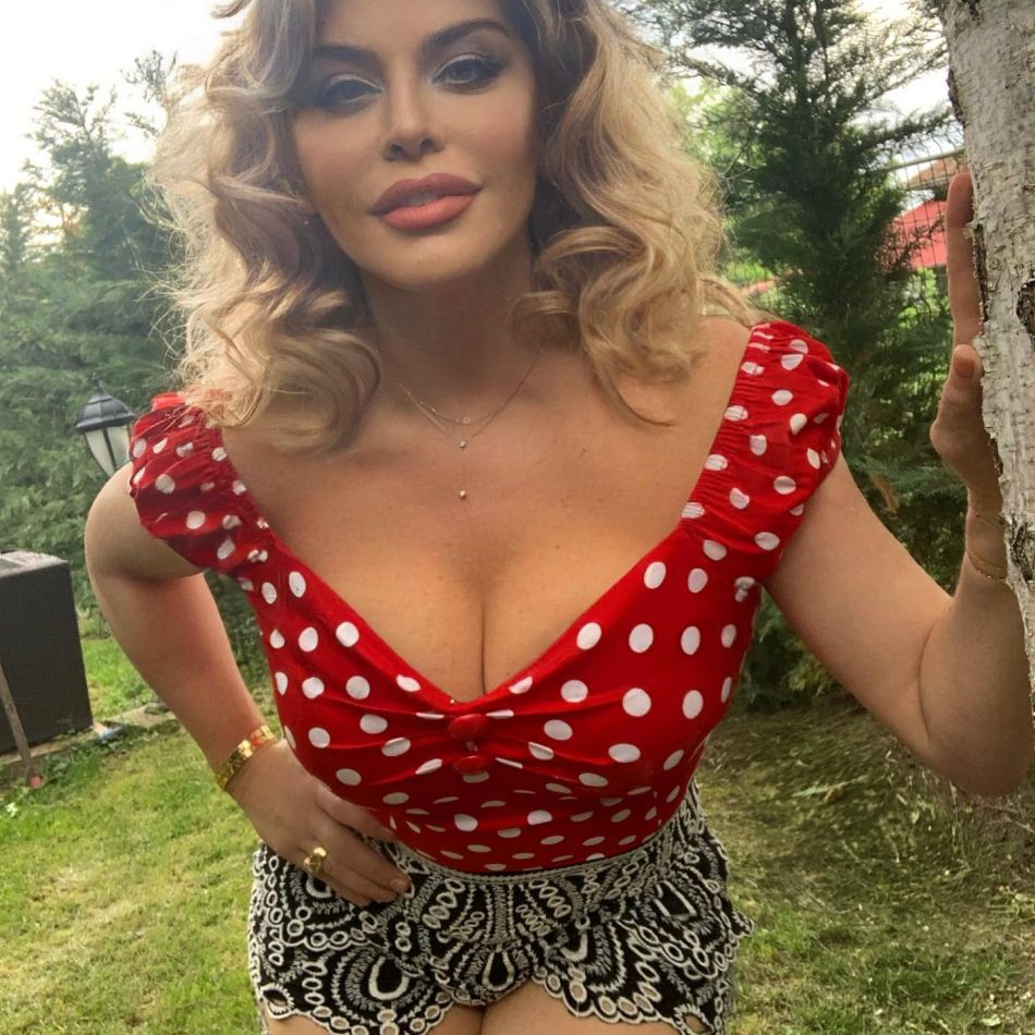 Loredana Groza, exemplu de frumusețe fără vârstă: Apariția sexy în costum de baie care a uimit internetul