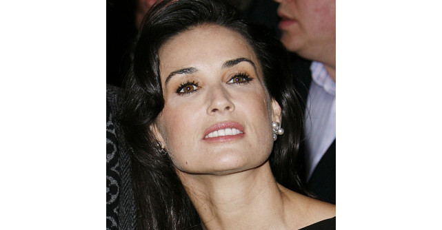 Demi Moore si Brad Pitt vin cu Stirile zilei