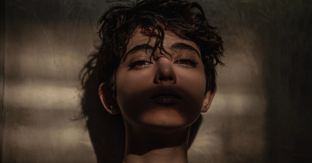 10 semne subtile că cineva a trecut prin multe – chiar dacă pare că e bine