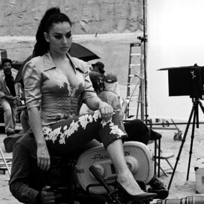 Charli xcx lansează Camera, o confesiune despre identitate, vulnerabilitate și presiunea de a exista în lumina reflectoarelor