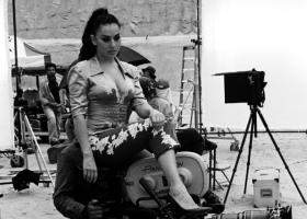Charli xcx lansează Camera, o confesiune despre identitate, vulnerabilitate și presiunea de a exista în lumina reflectoarelor