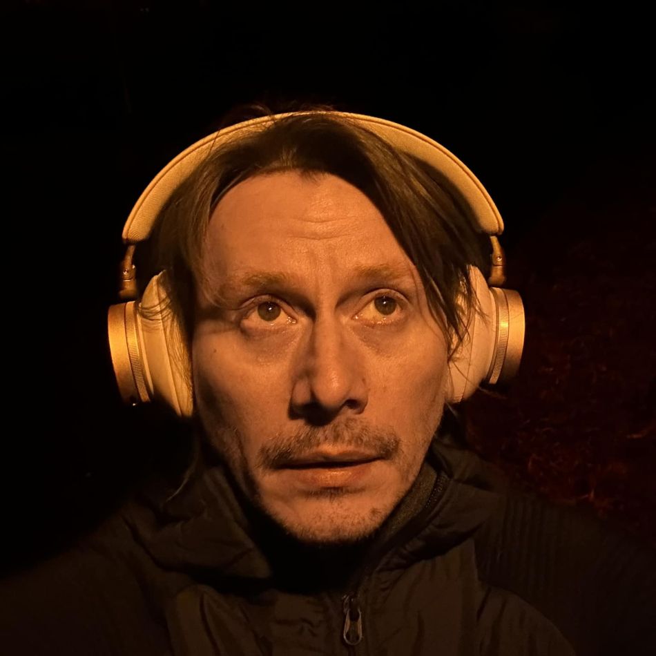 Marius Manole s-a accidentat pe scenă. Actorul a fost transportat de urgență la spital