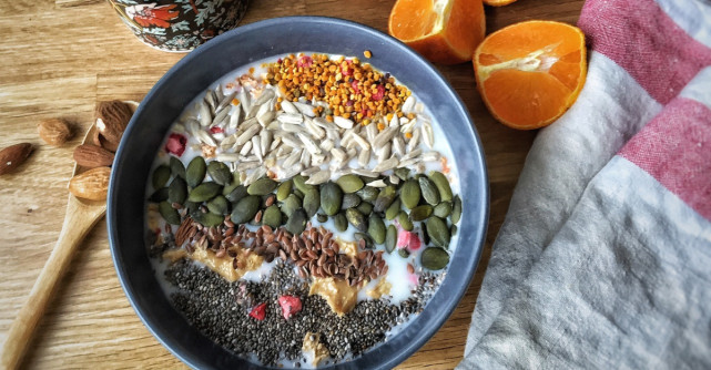 Mic dejun cu fulgi de ovaz, inspirat de tortul de morcovi