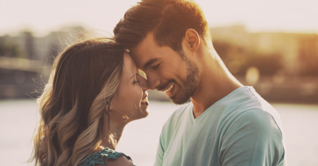 5 Lucruri pe care un bărbat le face doar pentru femeia pe care o adoră