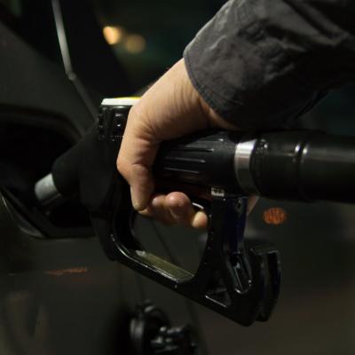 Imagini inedite de la Marea Isterie a Carburanților: Cu ce au mers românii sa cumpere combustibil?