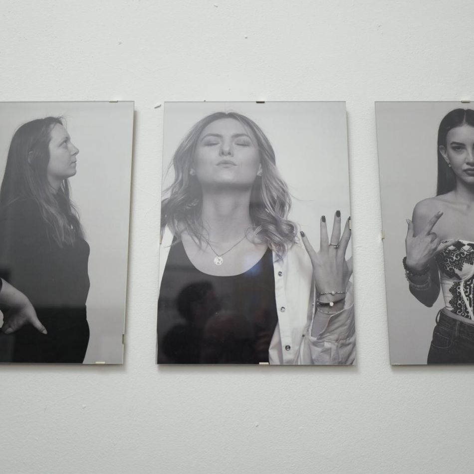 One Woman Countless Emotions: The Heroes Chronicle - O Expoziție Fotografică ce Explorează Trăirea și Exprimarea Emoțiilor