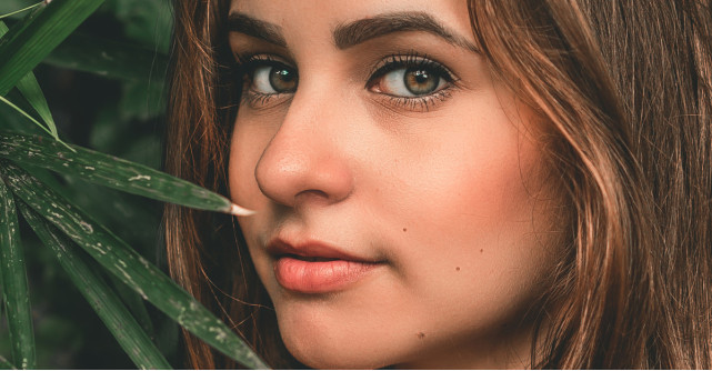 Cum machiezi tenul bronzat: culori cât mai pronunțate sau make-up natural?