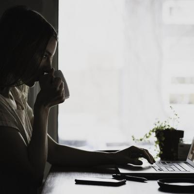 Cum anulezi efectele statului la birou timp de ore intregi: Cata miscare este, de fapt, suficienta?