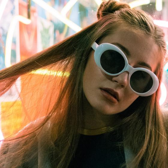 Fii o zeiță retro în iarna asta: poartă ochelarii de soare cu rame cat-eye exagerate!