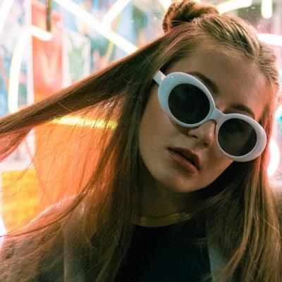 Fii o zeiță retro în iarna asta: poartă ochelarii de soare cu rame cat-eye exagerate!